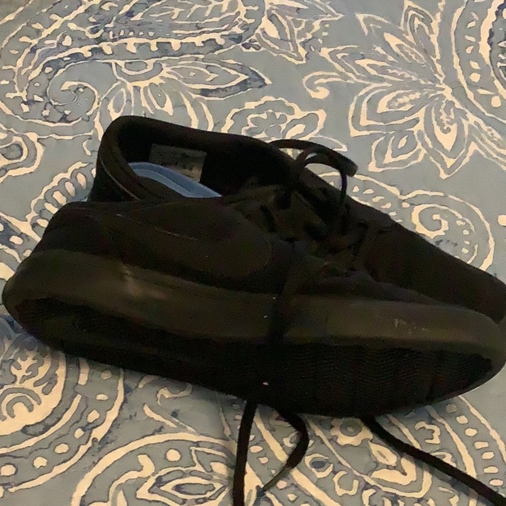 Mens Nike canvas shoes. Size 9.